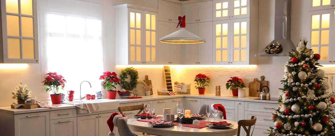 ELENA en su versión blanca en una cocina con decoraciones navideñas rojas.